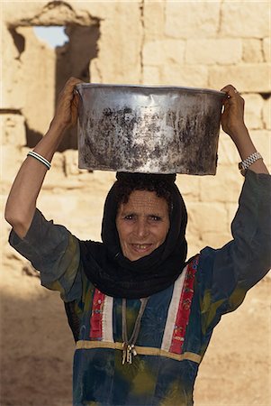 Bedouin woman carrying a metal pot on her head, Marib, Rub al Khali, Yemen, Middle East Stock Photo - Rights-Managed, Code: 841-02920322