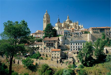 segovia - Houses and the cathedral from the south of the city of Segovia, Castilla Y Leon, Spain Foto de stock - Con derechos protegidos, Código: 841-02920338