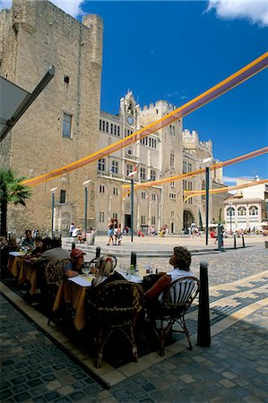 simsearch:841-02920629,k - Open-air dining in the Place de l'Hotel de Ville, Narbonne, Aude, Languedoc-Roussillon, France, Europe Stock Photo - Rights-Managed, Code: 841-02920623