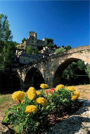 View to castle and bridge over the Aveyron River, Belcastel, Aveyron, Midi-Pyrenees, France, Europe Foto de stock - Con derechos protegidos, Código: 841-02920704