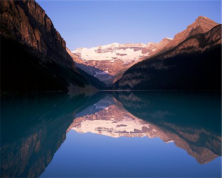 View to Mount Victoria across the still waters of Lake Louise, at sunrise, Banff National Park, UNESCO World Heritage Site, Alberta, Canada, North America Foto de stock - Con derechos protegidos, Código: 841-02920721