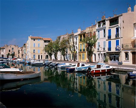 View across canal to colourful houses, Martigues, Bouches-du-Rhone, Provence, France, Europe Foto de stock - Con derechos protegidos, Código: 841-02920723