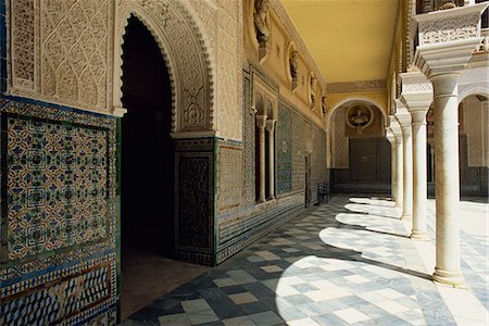 simsearch:841-02712656,k - Arcade of the Patio Principal showing Mudejar carving and tilework, Casa de Pilatos, Seville, Andalucia (Andalusia), Spain, Europe Fotografie stock - Rights-Managed, Codice: 841-02920771