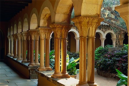 Pillars lining castle courtyard, Cap Roig Botanical Gardens, Calella de Palafrugell, Gerona, Costa Brava, Cataluna, Spain, Europe Foto de stock - Con derechos protegidos, Código: 841-02920797