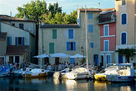 Restaurant and houses beside the Miroir aux Oiseaux canal, Martigues, Bouches-du-Rhone, Provence, France, Europe Foto de stock - Con derechos protegidos, Código: 841-02920860