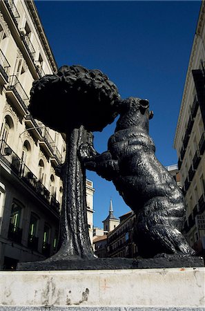 simsearch:841-02920360,k - Statue d'un ours, emblème de Madrid, Plaza Puerto del Sol, Madrid, Espagne, Europe Photographie de stock - Rights-Managed, Code: 841-02920993