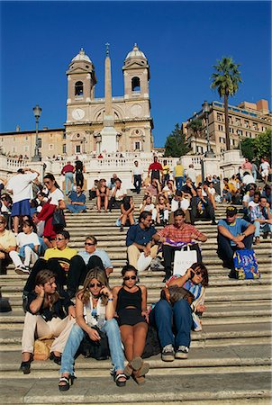 spanish steps - Groups of tourists sitting on the Spanish Steps with the Trinite dei Monti behind, in Rome, Lazio, Italy, Europe Foto de stock - Direito Controlado, Número: 841-02921173