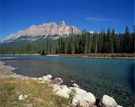 simsearch:841-02824973,k - The Bow River with trees and Castle Mountain beyond in the Banff National Park, UNESCO World Heritage Site, Alberta, Canada, North America Foto de stock - Con derechos protegidos, Código: 841-02923782