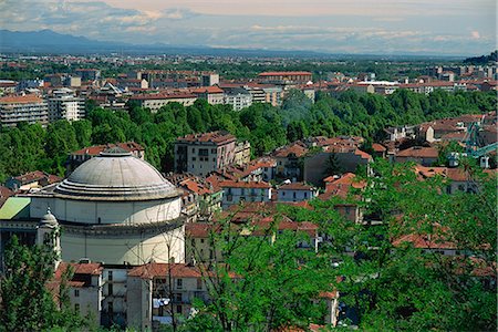 Skyline of north east of the city, with trees lining the River Po, in Turin, Piemonte, Italy, Europe Foto de stock - Direito Controlado, Número: 841-02923806