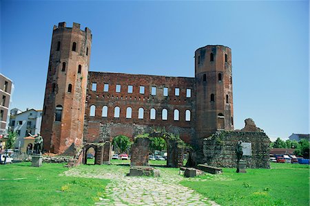 Porta Palatina, Roman towers and archways, each tower has 16 sides, dating from between 100 and 30 BC, Turin, Piemonte, Italy, Europe Foto de stock - Direito Controlado, Número: 841-02923807