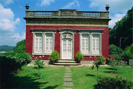 single storey - An 18th century miniature mansion, with traditional tiles, in the city of Braga, in the Minho region of Portugal, Europe Stock Photo - Rights-Managed, Code: 841-02923816