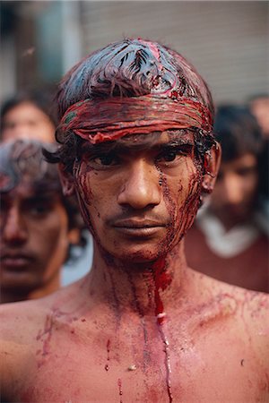 pakistán - Portrait of a man with head wounds from beating himself with a knife, the bleeding stopped by a headband, during Moharran in Lahore, Punjab, Pakistan, Asia Foto de stock - Con derechos protegidos, Código: 841-02923946