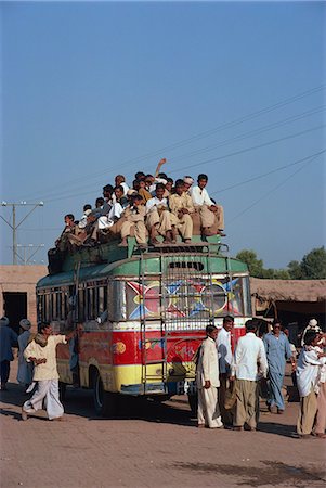 sobrecarga - Overloaded bus with men riding on the roof near Multan in Pakistan, Asia Foto de stock - Con derechos protegidos, Código: 841-02923941