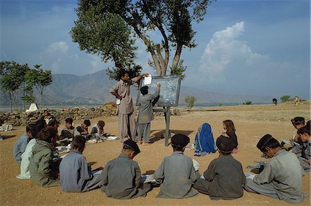 segregación - Two school girls separated from the boys at a village school in the Swat valley, Pakistan, Asia Foto de stock - Con derechos protegidos, Código: 841-02923943