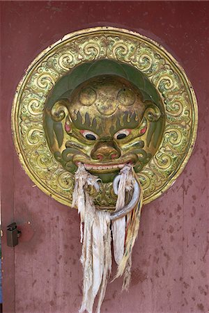 Detail of decorated knob of gate decorated with lion's head, leading to main temple of Erdeni Dzu monastery at Karakorum, Mongolia, Central Asia, Asia Foto de stock - Con derechos protegidos, Código: 841-02923955