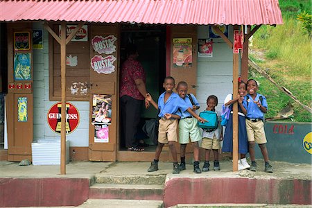 Porträt der Schulkinder warten auf Bus vor einem Shop, in der Nähe von Roxborough, Tobago, Antillen, Karibik, Mittelamerika Stockbilder - Lizenzpflichtiges, Bildnummer: 841-02923994