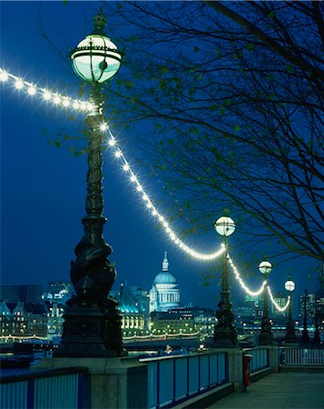 simsearch:841-02899350,k - South Bank street lamps and city skyline, including St.Paul's Cathedral, illuminated at night, seen from across the Thames, London, England, United Kingdom, Europe Foto de stock - Con derechos protegidos, Código: 841-02944349