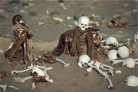simsearch:841-02921022,k - Désert de restes humains dans un cimetière de la Nazca, Pérou, Amérique du Sud Photographie de stock - Rights-Managed, Code: 841-02944341