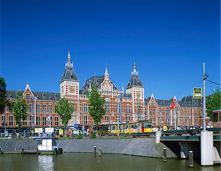 estación central de amsterdam - The Canal and tram in front of the Central Station in Amsterdam, Holland, Europe Foto de stock - Con derechos protegidos, Código: 841-02944398