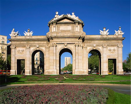 plaza de la independencia - Arched gateway of the Puerta de Alcala in the Plaza de la Independencia, in Madrid, Spain, Europe Foto de stock - Con derechos protegidos, Código: 841-02944422