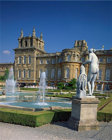 Water fountain and statue in the garden in front of Blenheim Palace, Oxfordshire, England, United Kingdom, Europe Foto de stock - Con derechos protegidos, Código: 841-02944437