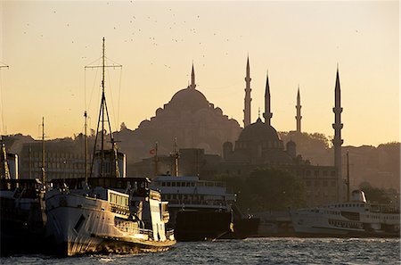 simsearch:841-05782037,k - Sirkeci Harbour with Yeni and Sulemaniye mosques behind, Istanbul, Turkey, Europe, Eurasia Fotografie stock - Rights-Managed, Codice: 841-02944622