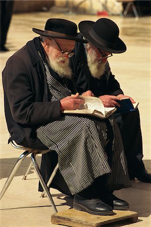 Zwei alte orthodoxe Juden sitzen beten am Western oder Klagemauer in der alten Stadt von Jerusalem, Israel, Nahost Stockbilder - Lizenzpflichtiges, Bildnummer: 841-02945728