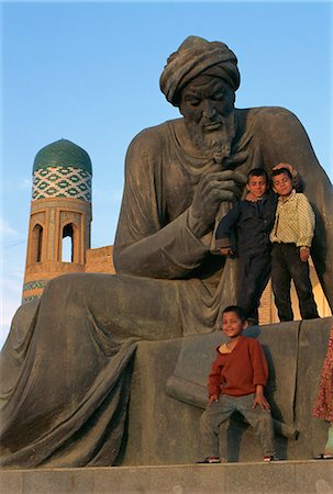 dichter (männlich und weiblich) - Kinder spielen auf der Statue von usbekischer Poet, Chiwa, Usbekistan, Zentralasien, Asien Stockbilder - Lizenzpflichtiges, Bildnummer: 841-02945742