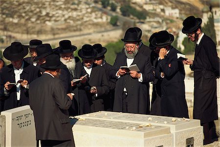 Orthodox Jews praying on a tomb on the Mount of Olives, in Jerusalem, Israel, Middle East Foto de stock - Con derechos protegidos, Código: 841-02945777