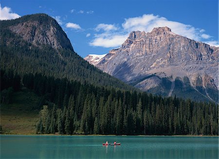 simsearch:841-02824662,k - Couple en canot sur le lac d'émeraude dans les montagnes Rocheuses en Amérique du Nord de la Colombie-Britannique, Canada, Photographie de stock - Rights-Managed, Code: 841-02945807