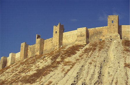 Walls of The Citadel, seen from the moat, Aleppo, UNESCO World Heritage Site, Syria, Middle East Foto de stock - Con derechos protegidos, Código: 841-02945825