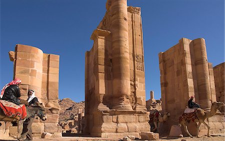 Bedouins riding donkey and camel, Temenos gateway, Petra, UNESCO World Heritage Site, Jordan, Middle East Foto de stock - Direito Controlado, Número: 841-02945837