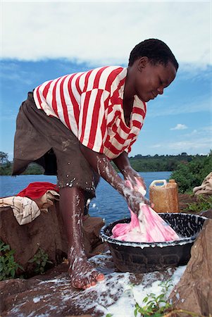 simsearch:841-02946115,k - Femme de laver le linge, Ouganda, Afrique de l'est, Afrique Photographie de stock - Rights-Managed, Code: 841-02946112