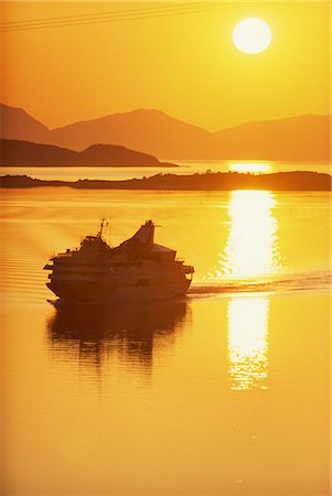 simsearch:841-02918488,k - Ferry silhouetté par le soleil de minuit, Harstad, Norvège, Scandinavie, Europe Photographie de stock - Rights-Managed, Code: 841-02946143