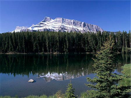 Lac Johnson avec le sommet enneigé du mont Rundle reflétée dans l'eau, le Parc National Banff, patrimoine mondial de l'UNESCO, montagnes Rocheuses, Alberta, Canada, Amérique du Nord Photographie de stock - Rights-Managed, Code: 841-02946232