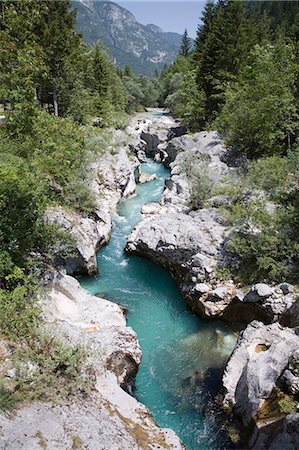 soca river - Rivière Soca avec claires eaux coulant entre les rochers érodés dans la vallée de Trenta en été, le Parc National du Triglav, Alpes juliennes, Slovénie, Europe Photographie de stock - Rights-Managed, Code: 841-02946240