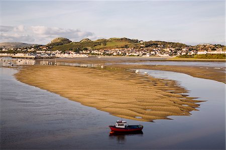 Red boat by exposed rippled sandbank on Conwy River estuary at low tide, with Deganwy beyond, Conwy, Wales, United Kingdom, Europe Foto de stock - Direito Controlado, Número: 841-02946243