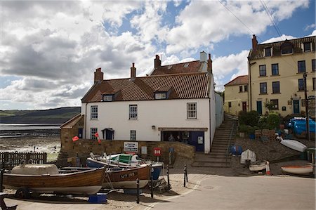 robin hood's bay - Boats in front of Old Coastguard Station Visitor Centre in The Dock and Cromwell's Pub at end of Coast to Coast walk, Old Bay area, Robin Hood's Bay, Yorkshire, England, United Kingdom, Europe Fotografie stock - Rights-Managed, Codice: 841-02946257