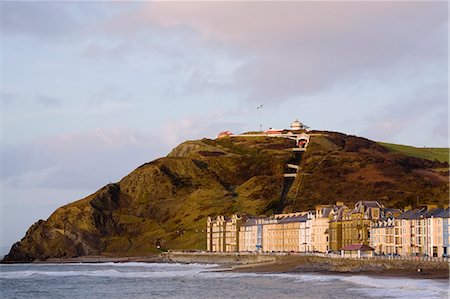 funicular - Beach, Victorian seafront buildings and electric cliff railway on Constitution Hill, the longest electric cliff railway in Britain, Aberystwyth, Ceredigion, Wales, United Kingdom, Europe Foto de stock - Con derechos protegidos, Código: 841-02946278