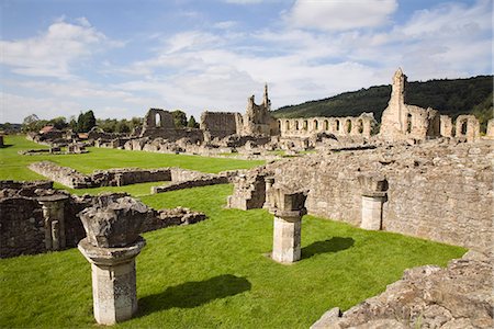Ruines de l'abbaye de Byland cistercienne du XIIe siècle, détruit par l'armée écossaise à la bataille de Byland 1322, quand Edward ll fut vaincu, Coxwold, North York Moors National Park, Yorkshire, Angleterre, Royaume-Uni, Europe Photographie de stock - Rights-Managed, Code: 841-02946273