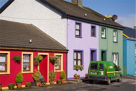 Green post van à l'extérieur des maisons colorées dans la rue principale du village historique sur la route touristique de Ring of Beara, Eyeries, péninsule de Beara, comté de Cork, Munster, Irlande, Europe Photographie de stock - Rights-Managed, Code: 841-02946282