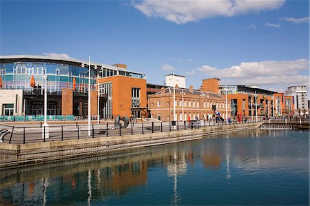 Altes Zollhaus (Vernon-Gebäude), modernen Gebäuden und Restaurant erbaut 1790 jetzt einem Wirtshaus Gunwharf Quays Hafengebiet Re-Entwicklung im historischen Hafen, Portsmouth, Hampshire, England, Vereinigtes Königreich, Europa Stockbilder - Lizenzpflichtiges, Bildnummer: 841-02946305