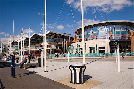 portsmouth - Modern buildings, restaurants and shops at Gunwharf Quays waterfront development in regenerated historic harbour, Portsmouth, Hampshire, England, United Kingdom, Europe Foto de stock - Con derechos protegidos, Código: 841-02946306