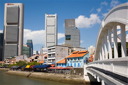 rio singapore - Elgin Bridge across River to bars and restaurants in historic shophouse buildings in Boat Quay Conservation Area, with Central Business District skyscrapers beyond, Singapore, Southeast Asia, Asia Foto de stock - Direito Controlado, Número: 841-02946316