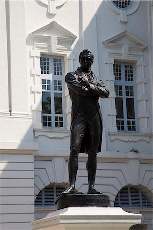 simsearch:841-02946320,k - Original bronze statue of Sir Stamford Raffles cast in 1887 in front of Victoria Theatre built in 1862, Civic District, Singapore, Southeast Asia, Asia Fotografie stock - Rights-Managed, Codice: 841-02946320