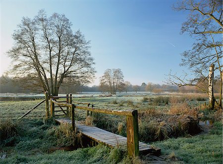 surrey - Frost bei Gewitterhafte Wiesen wo Fluss Wey läuft durch das Feuchtgebiet Surrey vertraut Wildlife reserve, Elstead, Surrey, England, Vereinigtes Königreich, Europa Stockbilder - Lizenzpflichtiges, Bildnummer: 841-02946417