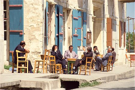 Men sitting outside on the pavement, putting the world to rights, one Sunday morning in Lefkara, Cyprus, Europe Foto de stock - Con derechos protegidos, Código: 841-02946500