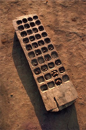 sudan - Wooden gaming board (houri) and dried beads, Maridi village, Sudan, Africa Foto de stock - Con derechos protegidos, Código: 841-02946637