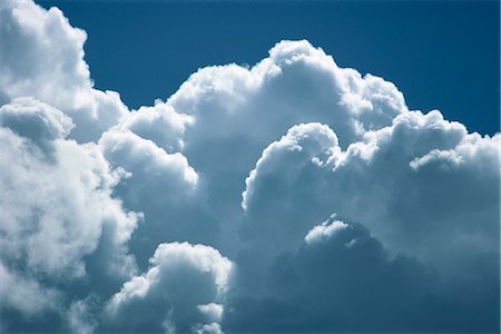 Banques de nuages blancs gonflés à tour dans un ciel bleu Photographie de stock - Rights-Managed, Code: 841-02946682