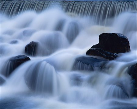 Gros plan de chute d'eau, l'eau tombant en cascade sur les rochers dans le Highlands d'Ecosse, Royaume-Uni, Europe Photographie de stock - Rights-Managed, Code: 841-02946720